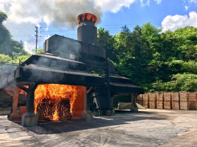 サトウカエデを燃やして木炭を作っているところ